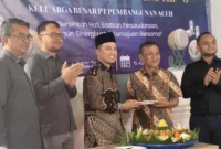 Dirut PT PEMA, Mawardi Nur didampingi Direksi memotong tumpeng dan menyerahkan kepada Dewan Komisaris, Junaidi Ali pada acara halal bihalal Idul Fitri 1446 H dirangkai dengan peringatan HUT ke-6 PT PEMA di kantor perusahaan daerah tersebut, Jalan Tgk Daud Beureueh, Banda Aceh, Selasa, (15/4/2025). (Foto Meylida Abdani/Portalnusa.com)
