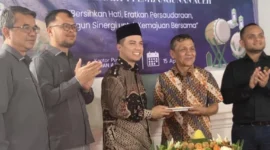 Dirut PT PEMA, Mawardi Nur didampingi Direksi memotong tumpeng dan menyerahkan kepada Dewan Komisaris, Junaidi Ali pada acara halal bihalal Idul Fitri 1446 H dirangkai dengan peringatan HUT ke-6 PT PEMA di kantor perusahaan daerah tersebut, Jalan Tgk Daud Beureueh, Banda Aceh, Selasa, (15/4/2025). (Foto Meylida Abdani/Portalnusa.com)