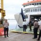 Kabid Humas Polda Aceh Kombes Joko Krisdiyanto: pihak kepolisian menerjunkan personel untuk mengamankan area pelabuhan serta memastikan kelancaran arus penumpang dan kendaraan yang akan menyeberang ke Sabang, Jum'at (4/4/2025).