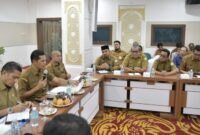 Pelaksana Tugas Sekretaris Daerah Aceh, M. Nasir, memimpin rapat Persiapan Monitoring, Controlling, Surveillance for Prevention (MCSP) - KPK Tahun 2025 yang digelar di Kantor Gubernur Aceh, Senin (14/4/2025).