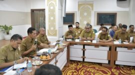 Pelaksana Tugas Sekretaris Daerah Aceh, M. Nasir, memimpin rapat Persiapan Monitoring, Controlling, Surveillance for Prevention (MCSP) - KPK Tahun 2025 yang digelar di Kantor Gubernur Aceh, Senin (14/4/2025).
