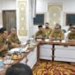Pelaksana Tugas Sekretaris Daerah Aceh, M. Nasir, memimpin rapat Persiapan Monitoring, Controlling, Surveillance for Prevention (MCSP) - KPK Tahun 2025 yang digelar di Kantor Gubernur Aceh, Senin (14/4/2025).
