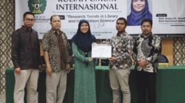 Ketua Prodi Ilmu Perpustakaan FAH UIN Ar-Raniry, Mukhtaruddin MLIS menyerahkan sertifikat kepada narasumber Prof Madya Dr Shamila Binti Mohamed Shuhidan dari Universiti Teknologi MARA (UiTM) Malaysia, di Aula Mini Fakultas Adab dan Humaniora yang berlangsung akhir tahun 2024.
