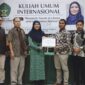 Ketua Prodi Ilmu Perpustakaan FAH UIN Ar-Raniry, Mukhtaruddin MLIS menyerahkan sertifikat kepada narasumber Prof Madya Dr Shamila Binti Mohamed Shuhidan dari Universiti Teknologi MARA (UiTM) Malaysia, di Aula Mini Fakultas Adab dan Humaniora yang berlangsung akhir tahun 2024.