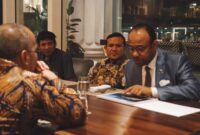 Wagub Aceh, H.Fadhlullah, SE  dan Duta Besar Uni Emirat Arab (UEA) untuk Indonesia, Abdulla Salem Al Dhaheri, berbincang hangat Kamis, (17/4/2025). Foto: Humas BPPA