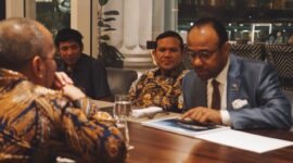 Wagub Aceh, H.Fadhlullah, SE  dan Duta Besar Uni Emirat Arab (UEA) untuk Indonesia, Abdulla Salem Al Dhaheri, berbincang hangat Kamis, (17/4/2025). Foto: Humas BPPA