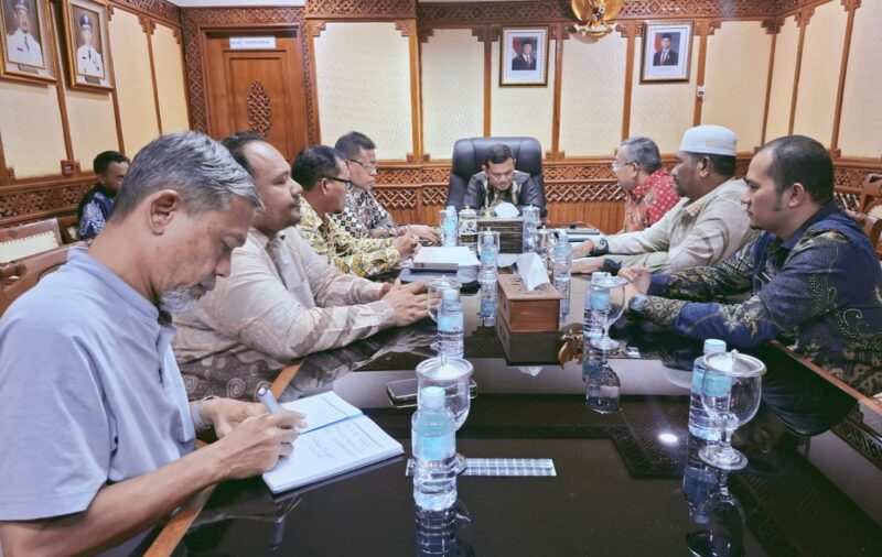 Wakil Gubernur Aceh, H. Fadhlullah, SE Menerima Audiensi Tim Formatur MES Aceh, di Ruang Rapat Wagub Aceh, Kamis (24/4/2025)