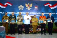 Wakil Gubernur Aceh, H. Fadhlullah, SE, (sebelah kiri) menerima apresiasi Nasional atas kontribusinya dalam mendukung program strategis nasional 3 juta rumah yang di serahkan oleh wakil menteri perumahan & kawasan permukiman (PKP) Indonesia, Bapak Fahri Hamzah di Gedung sasana Bakti Praja, kemendagri di Jakarta, Selasa (29/4/2025).