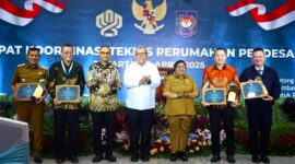 Wakil Gubernur Aceh, H. Fadhlullah, SE, (sebelah kiri) menerima apresiasi Nasional atas kontribusinya dalam mendukung program strategis nasional 3 juta rumah yang di serahkan oleh wakil menteri perumahan & kawasan permukiman (PKP) Indonesia, Bapak Fahri Hamzah di Gedung sasana Bakti Praja, kemendagri di Jakarta, Selasa (29/4/2025).
