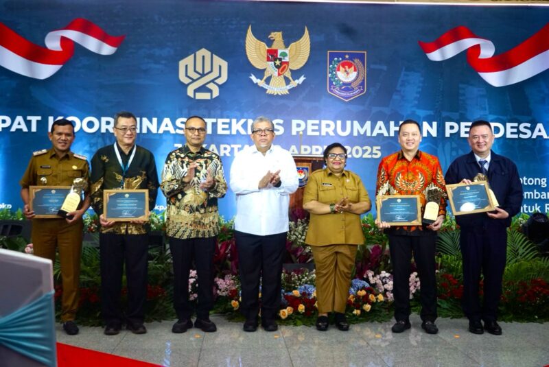 Wakil Gubernur Aceh, H. Fadhlullah, SE, (sebelah kiri) menerima apresiasi Nasional atas kontribusinya dalam mendukung program strategis nasional 3 juta rumah yang di serahkan oleh wakil menteri perumahan & kawasan permukiman (PKP) Indonesia, Bapak Fahri Hamzah di Gedung sasana Bakti Praja, kemendagri di Jakarta, Selasa (29/4/2025).