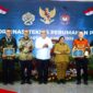 Wakil Gubernur Aceh, H. Fadhlullah, SE, (sebelah kiri) menerima apresiasi Nasional atas kontribusinya dalam mendukung program strategis nasional 3 juta rumah yang di serahkan oleh wakil menteri perumahan & kawasan permukiman (PKP) Indonesia, Bapak Fahri Hamzah di Gedung sasana Bakti Praja, kemendagri di Jakarta, Selasa (29/4/2025).