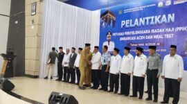 Plt Sekda Aceh M Nasir bersalaman dengan Ketua PPIH BTJ Azhari dan jajaran/mitra usai proses pelantikan di Aula Jeddah UPT Asrama Embarkasi Haji Aceh, Selasa (22/4/2025).