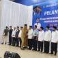 Plt Sekda Aceh M Nasir bersalaman dengan Ketua PPIH BTJ Azhari dan jajaran/mitra usai proses pelantikan di Aula Jeddah UPT Asrama Embarkasi Haji Aceh, Selasa (22/4/2025).