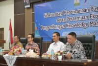 Plt. Sekretaris Daerah Aceh, Muhammad Nasir membuka acara sinkronisasi Perencanaan Pusat dan Daerah serta Pertemuan Ekploratif Pengembangan Knowledge Management Center di Aula Prof. Masjid Ibrahim Bapeda Banda Aceh, Selasa (15/4/2025)
