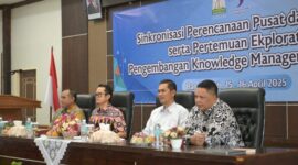 Plt. Sekretaris Daerah Aceh, Muhammad Nasir membuka acara sinkronisasi Perencanaan Pusat dan Daerah serta Pertemuan Ekploratif Pengembangan Knowledge Management Center di Aula Prof. Masjid Ibrahim Bapeda Banda Aceh, Selasa (15/4/2025)
