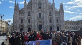 Rombongan Manajemen Persiraja foto bersama di depan Duomo Milano, Italia, Jumat (18/04/2025). Foto : MO Persiraja