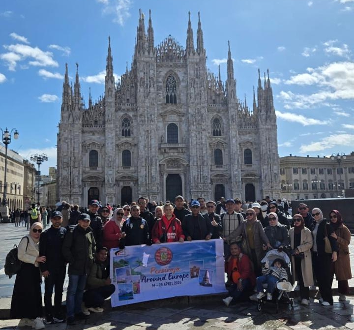 Rombongan Manajemen Persiraja foto bersama di depan Duomo Milano, Italia, Jumat (18/04/2025). Foto : MO Persiraja