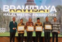 Wakil Gubernur Aceh, H.Fadlullah, SE didampingi Kepala Dinas Kebudayaan dan Pariwisata Aceh, Almuniza Kamal S.STP M.Si usai menerima penghargaan di Aula UB, Universitas Brawijaya, Malang, Jawa Timur, Senin (21/4/2025). Foto: Humas BPPA