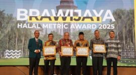 Wakil Gubernur Aceh, H.Fadlullah, SE didampingi Kepala Dinas Kebudayaan dan Pariwisata Aceh, Almuniza Kamal S.STP M.Si usai menerima penghargaan di Aula UB, Universitas Brawijaya, Malang, Jawa Timur, Senin (21/4/2025). Foto: Humas BPPA