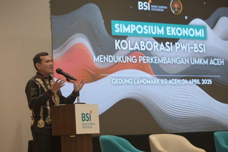 Wakil Gubernur Aceh H.Fadhlullah, SE memberi sambutan saat membuka Simposium Ekonomi Kolaborasi BSI dan PWI dalam Mendukung Perkembangan UMKM di Aceh, di Aula Landmark BSI, Kamis (24/4/2025).