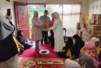 Ketua Forum Silaturrahmi Ummi Muslimah Indonesia (Fahmi Ummi) Aceh ,  Cut Hafni Zahra menyerahkan langsung paket Roti untuk ibu hamil dan balita kepada kordinator Erlina Wati. Kamis, (24/4/2025).