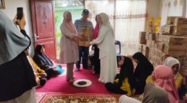 Ketua Forum Silaturrahmi Ummi Muslimah Indonesia (Fahmi Ummi) Aceh ,  Cut Hafni Zahra menyerahkan langsung paket Roti untuk ibu hamil dan balita kepada kordinator Erlina Wati. Kamis, (24/4/2025).