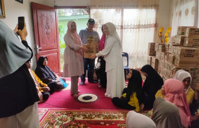 Ketua Forum Silaturrahmi Ummi Muslimah Indonesia (Fahmi Ummi) Aceh ,  Cut Hafni Zahra menyerahkan langsung paket Roti untuk ibu hamil dan balita kepada kordinator Erlina Wati. Kamis, (24/4/2025).