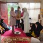 Ketua Forum Silaturrahmi Ummi Muslimah Indonesia (Fahmi Ummi) Aceh ,  Cut Hafni Zahra menyerahkan langsung paket Roti untuk ibu hamil dan balita kepada kordinator Erlina Wati. Kamis, (24/4/2025).