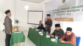 Ketua Yayasan Rumoh Bina Aneuk Nanggro Dr.Tgk Jamaludin Thaib mengikrarkan Ketua Sekolah Tinggi Agama Islam (STAI) Nusantara Yang baru Dr.Dicky Wirianto, MA periode (2025-2029)
Foto : BANDAPOS.com