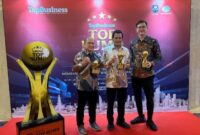 Gubernur Aceh Muzakir Manaf, menerima penghargaan sebagai Top Pembina BUMD, pada acara puncak Top BUMD Awards 2025, di Ballroom Raffles Hotel, Senin (28/4/2025). Asisten Perekonomian dan Pembangunan Sekda Aceh Zulkifli, hadir mewakili Gubernur Aceh menerima penghargaan. (Foto: Humas Aceh)