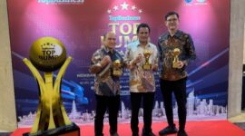 Gubernur Aceh Muzakir Manaf, menerima penghargaan sebagai Top Pembina BUMD, pada acara puncak Top BUMD Awards 2025, di Ballroom Raffles Hotel, Senin (28/4/2025). Asisten Perekonomian dan Pembangunan Sekda Aceh Zulkifli, hadir mewakili Gubernur Aceh menerima penghargaan. (Foto: Humas Aceh)
