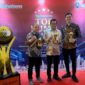 Gubernur Aceh Muzakir Manaf, menerima penghargaan sebagai Top Pembina BUMD, pada acara puncak Top BUMD Awards 2025, di Ballroom Raffles Hotel, Senin (28/4/2025). Asisten Perekonomian dan Pembangunan Sekda Aceh Zulkifli, hadir mewakili Gubernur Aceh menerima penghargaan. (Foto: Humas Aceh)