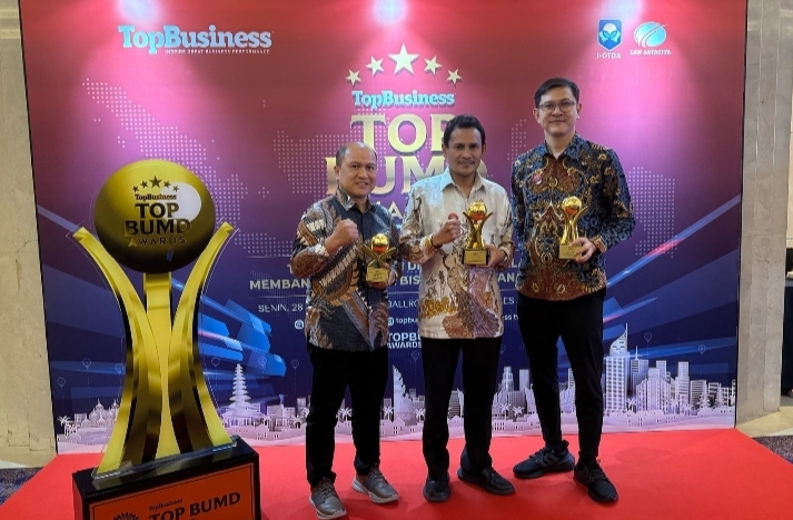 Gubernur Aceh Muzakir Manaf, menerima penghargaan sebagai Top Pembina BUMD, pada acara puncak Top BUMD Awards 2025, di Ballroom Raffles Hotel, Senin (28/4/2025). Asisten Perekonomian dan Pembangunan Sekda Aceh Zulkifli, hadir mewakili Gubernur Aceh menerima penghargaan. (Foto: Humas Aceh)