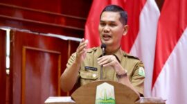 Plt Sekda Aceh, M. Nasir S.IP, MPA, memberi sambutan sekaligus meluncurkan Portal Satu Data Aceh, di Anjong Mon Mata Mueligoe Gubernur Aceh, Selasa (29/4/2025). Foto: Humas Aceh