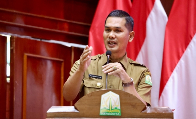 Plt Sekda Aceh, M. Nasir S.IP, MPA, memberi sambutan sekaligus meluncurkan Portal Satu Data Aceh, di Anjong Mon Mata Mueligoe Gubernur Aceh, Selasa (29/4/2025). Foto: Humas Aceh
