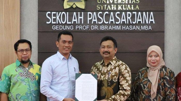 Muhammad Daud kembali ditetapkan sebagai ketua Ikatan Alumni Magister Ilmu Kebencanaan (IKAMIK) Universitas Syiah Kuala (USK) Periode 2025 - 2028. Penyerahan SK dilaksanakan di Gedung Pascasarjana USK oleh Prof. Dr. Hizir (Direktur Sekolah Pascasarjana USK) di dampingi oleh Dr. Yunita Idris, Ketua Prodi MIK USK, Sabtu, (26/4/2025).