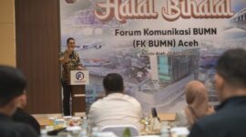 Plt. Sekda Aceh, M.Nasir menyampaikan sambutan pada halal bihalal FK BUMN Aceh di gedung Landmark BSI Aceh, Kamis (10/4/2025).