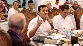 Wagub Aceh, Fadhlullah didampingi Plt Sekda Muhammad Nasir pada Rapat Koordinasi dengan Paduka Yang Mulia Wali Nanggroe Malik Mahmud dan Ketua DPRA, Zulfadli di ruang rapat Meuligoe Wali Nanggroe, Jumat malam, (9/5/2025). Foto Humas Aceh
