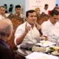 Wagub Aceh, Fadhlullah didampingi Plt Sekda Muhammad Nasir pada Rapat Koordinasi dengan Paduka Yang Mulia Wali Nanggroe Malik Mahmud dan Ketua DPRA, Zulfadli di ruang rapat Meuligoe Wali Nanggroe, Jumat malam, (9/5/2025). Foto Humas Aceh