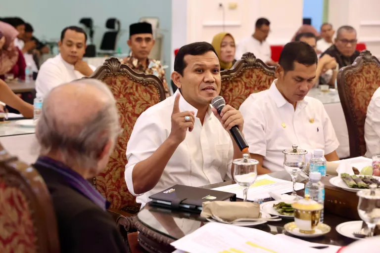 Wagub Aceh, Fadhlullah didampingi Plt Sekda Muhammad Nasir pada Rapat Koordinasi dengan Paduka Yang Mulia Wali Nanggroe Malik Mahmud dan Ketua DPRA, Zulfadli di ruang rapat Meuligoe Wali Nanggroe, Jumat malam, (9/5/2025). Foto Humas Aceh