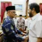 Kepala Badan Penyelenggara Haji Republik Indonesia (BPH RI), KH. Mochamad Irfan Yusuf Hasyim berbincang hangat dengan Gubernur Aceh, Muzakir Manaf di sela-sela jamuan makan malam di Meuligoe Gubernur, Jumat, (16/5/2025. (Foto Humas Aceh)