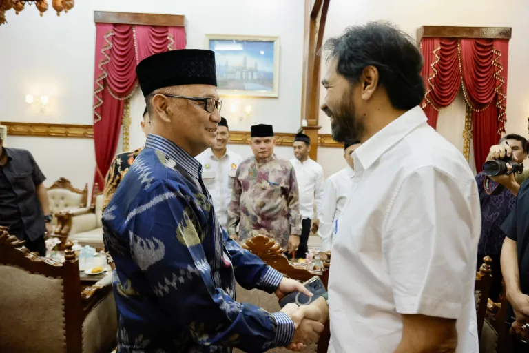 Kepala Badan Penyelenggara Haji Republik Indonesia (BPH RI), KH. Mochamad Irfan Yusuf Hasyim berbincang hangat dengan Gubernur Aceh, Muzakir Manaf di sela-sela jamuan makan malam di Meuligoe Gubernur, Jumat, (16/5/2025. (Foto Humas Aceh)