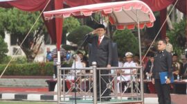 Wakil Gubernur Aceh, H. Fadhlullah, SE menjadi inspektur upacara pada apel peringatan Hari Pendidikan Nasional (Hardiknas) Tahun 2025 yang digelar di Halaman Kantor Gubernur Aceh, Jumat (2/5/2025).