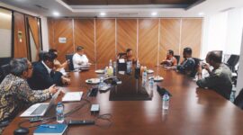 Wakil Gubernur Aceh H. Fadhlullah, SE dalam sebuah pertemuan dengan jajaran manajemen PT Pertamina Geothermal Energy Tbk (PGE), di Grha Pertamina, lantai 7, Medan Merdeka Timur, Jakarta Pusat, Senin, (5/5/2025). Foto : Humas BPPA