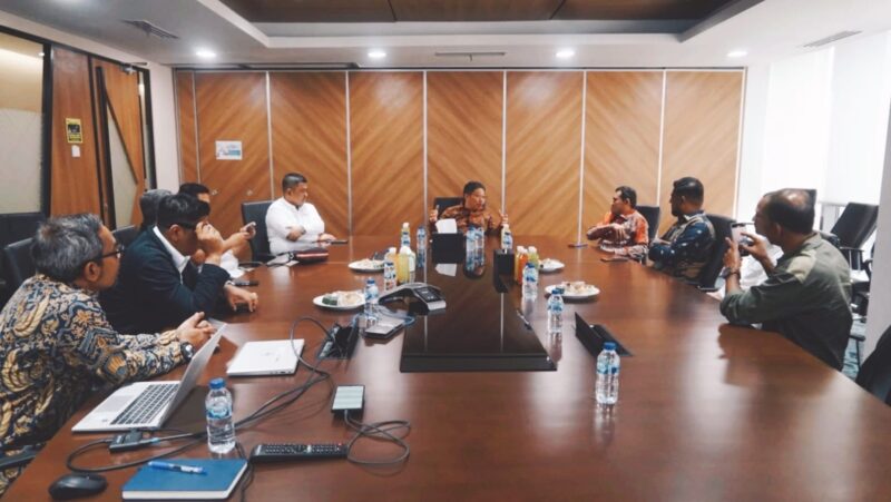 Wakil Gubernur Aceh H. Fadhlullah, SE dalam sebuah pertemuan dengan jajaran manajemen PT Pertamina Geothermal Energy Tbk (PGE), di Grha Pertamina, lantai 7, Medan Merdeka Timur, Jakarta Pusat, Senin, (5/5/2025). Foto : Humas BPPA
