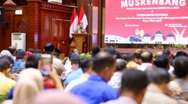 Wakil Gubernur Aceh Fadhlullah, memberi arahan sekaligus membuka Musrenbang Rencana Kerja Pemerintah Aceh (RKPA) tahun 2026, dan Forum Konsultasi Publik RPJMA tahun 2025-2026, di Anjong Mon Mata Pendopo Gubernur Aceh, Kamis (15/5/2025). Foto : Ist