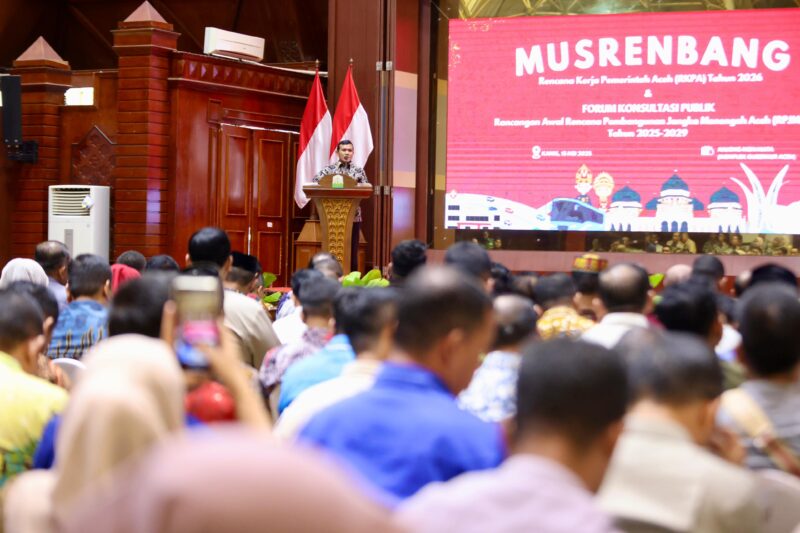 Wakil Gubernur Aceh Fadhlullah, memberi arahan sekaligus membuka Musrenbang Rencana Kerja Pemerintah Aceh (RKPA) tahun 2026, dan Forum Konsultasi Publik RPJMA tahun 2025-2026, di Anjong Mon Mata Pendopo Gubernur Aceh, Kamis (15/5/2025). Foto : Ist