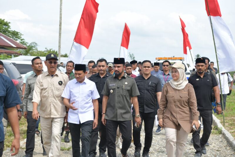 Wakil Gubernur Aceh, Fadhlullah, SE bersama Bupati Aceh Timur, Iskandar Usman Alfarlaky dan Kadistambun Aceh, Cut Huzaimah Melakukan Peresmian Pengembangan Kakao (Cocoa Development Center) di Birem Bayeun Kabupaten Aceh Timur, Jumat (16/05/2025). Foto: Humas Aceh