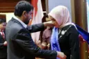 Gubernur Aceh Muzakir Manaf, mengukuhkan Marlina Muzakir sebagai Bunda Paud, Bunda Literasi, dan Ketua Forum Ikan Aceh di Anjong Mon Mata Banda Aceh, Selasa (20/5/2025). Foto: Humas Pemerintah Aceh.