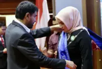 Gubernur Aceh Muzakir Manaf, mengukuhkan Marlina Muzakir sebagai Bunda Paud, Bunda Literasi, dan Ketua Forum Ikan Aceh di Anjong Mon Mata Banda Aceh, Selasa (20/5/2025). Foto: Humas Pemerintah Aceh.